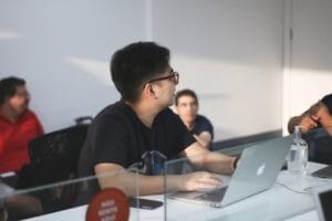 Redes ocultas: el club de hombres gay en la tecnología