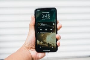 iOS 26.4 llega en beta con playlists de IA y más novedades