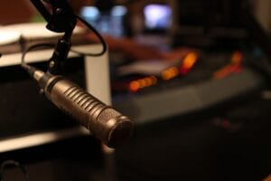 IA publica 11.000 podcasts diarios copiando medios locales