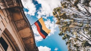 Trabajar en el exterior desde Colombia: guía completa 2024
