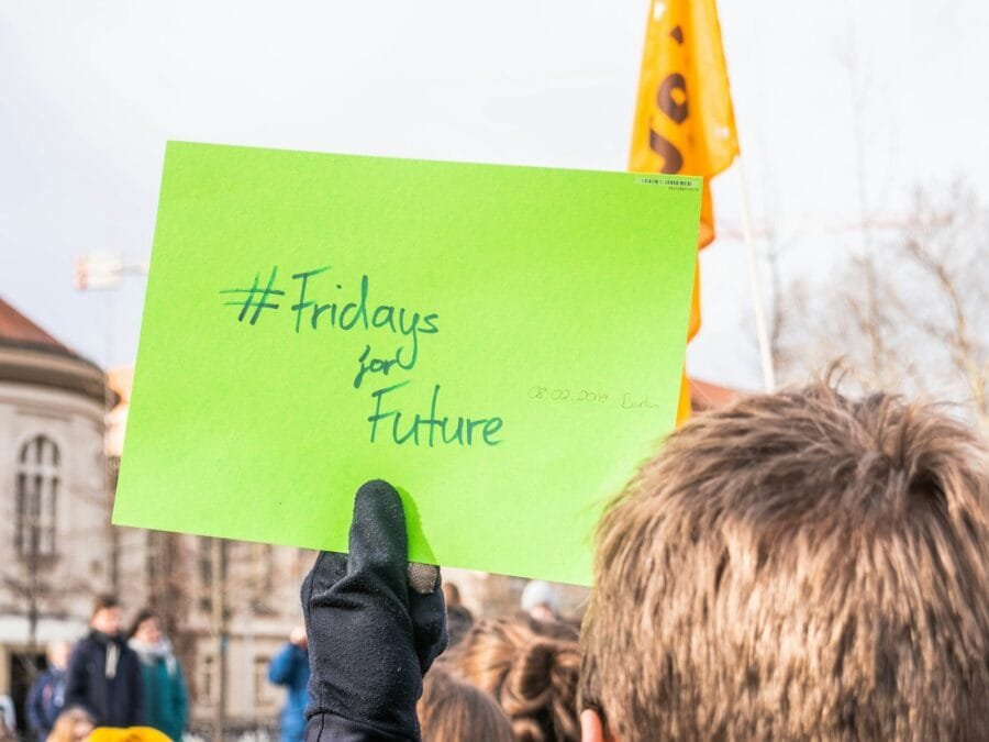 Frenar la IA: ¿proteger la humanidad o eliminar competencia?