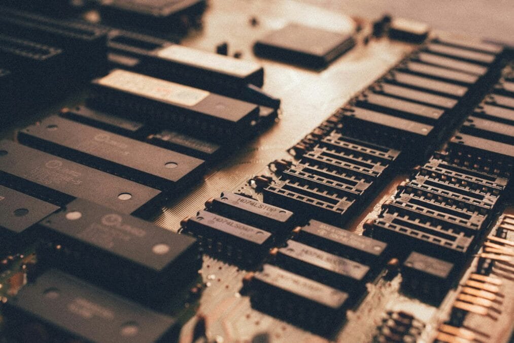 Un ingeniero construyó una computadora con 460 válvulas de los años 50