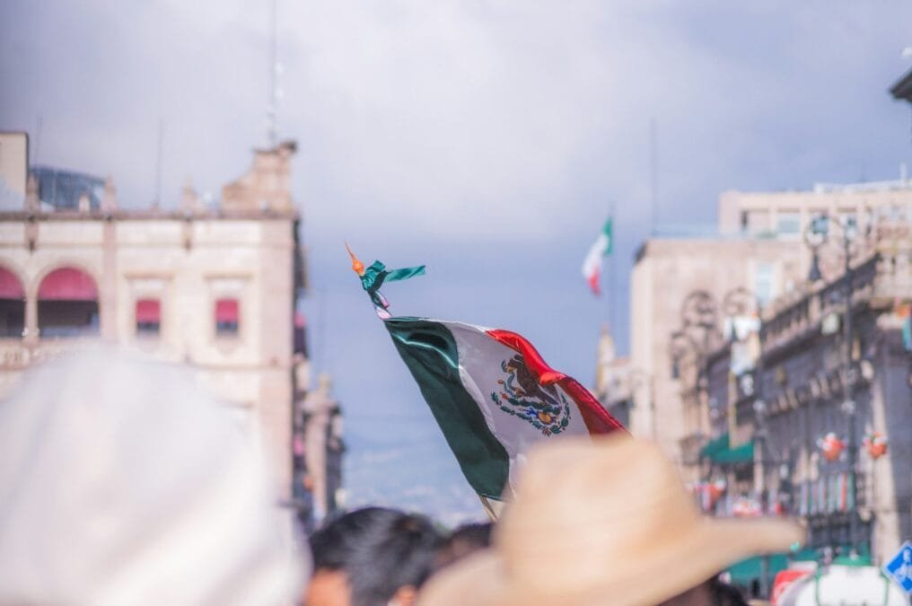 México convierte sargazo en sandalias y cosméticos