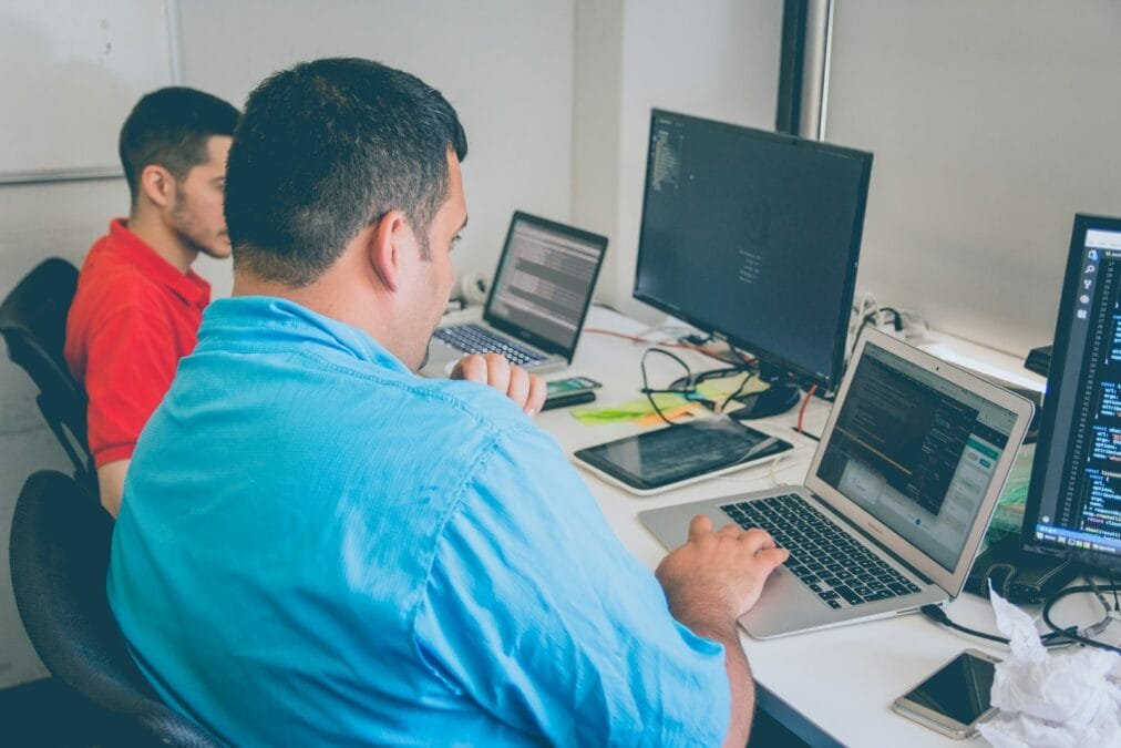 Emilia AI: cómo dos colombianos convirtieron cámaras de restaurantes en vendedores