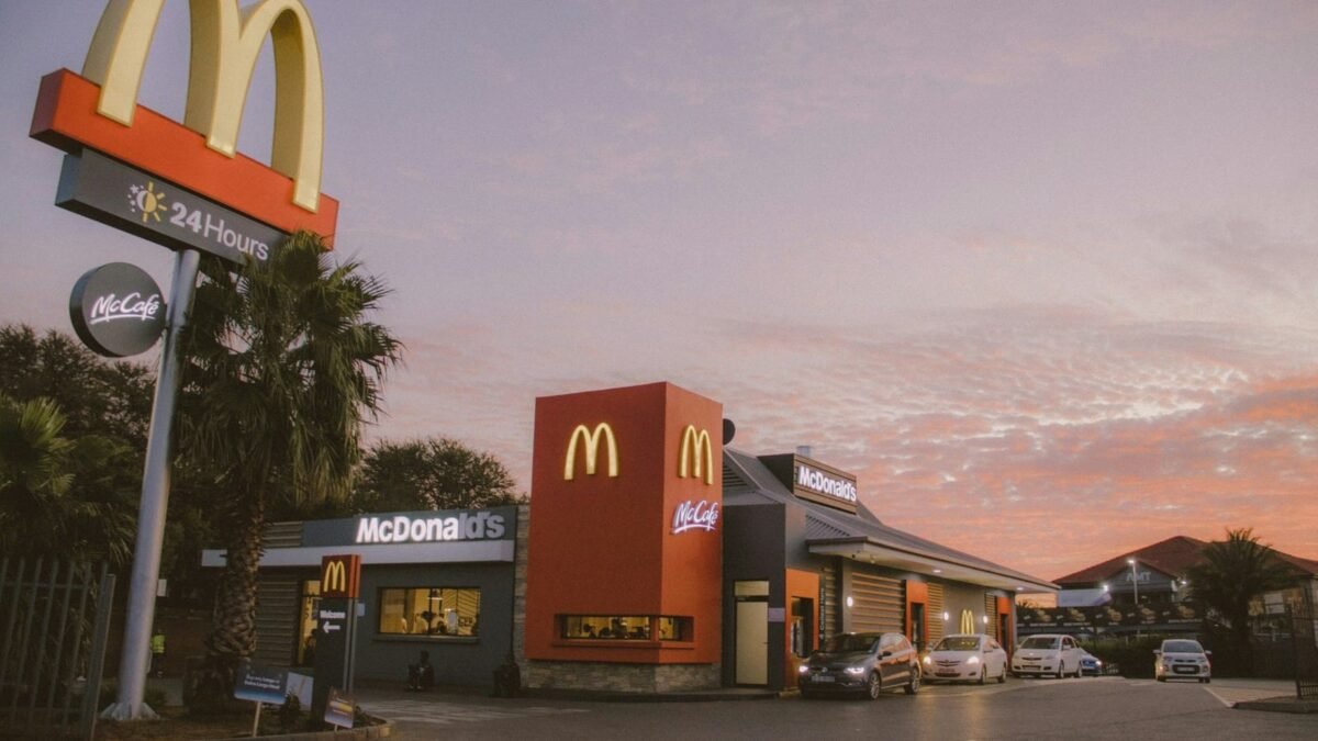 McDonald's ajusta precios con IA: un Big Mac cuesta hasta 21% más en otra sucursal