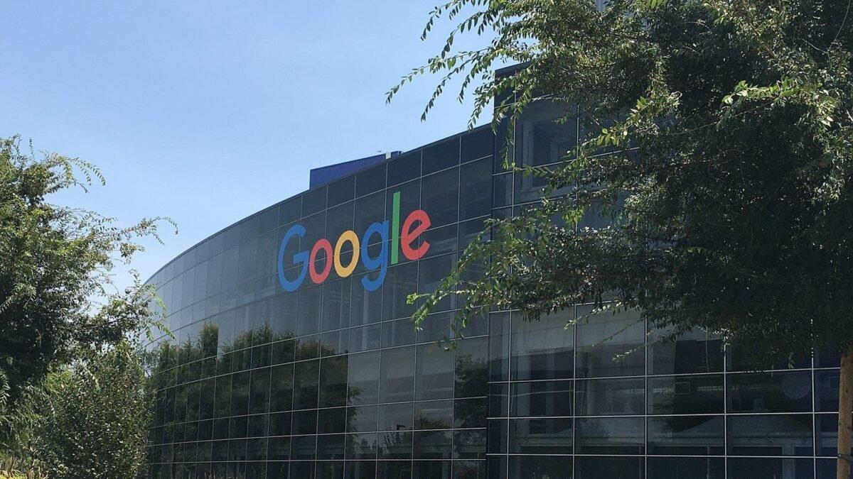 Google prepara el Fitbit Edge, la pulsera inteligente que quería existir