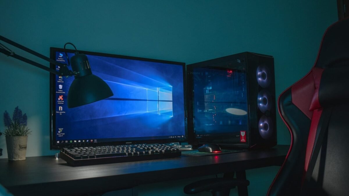OLED y Mini LED compiten por tu escritorio: los monitores ya sirven para todo