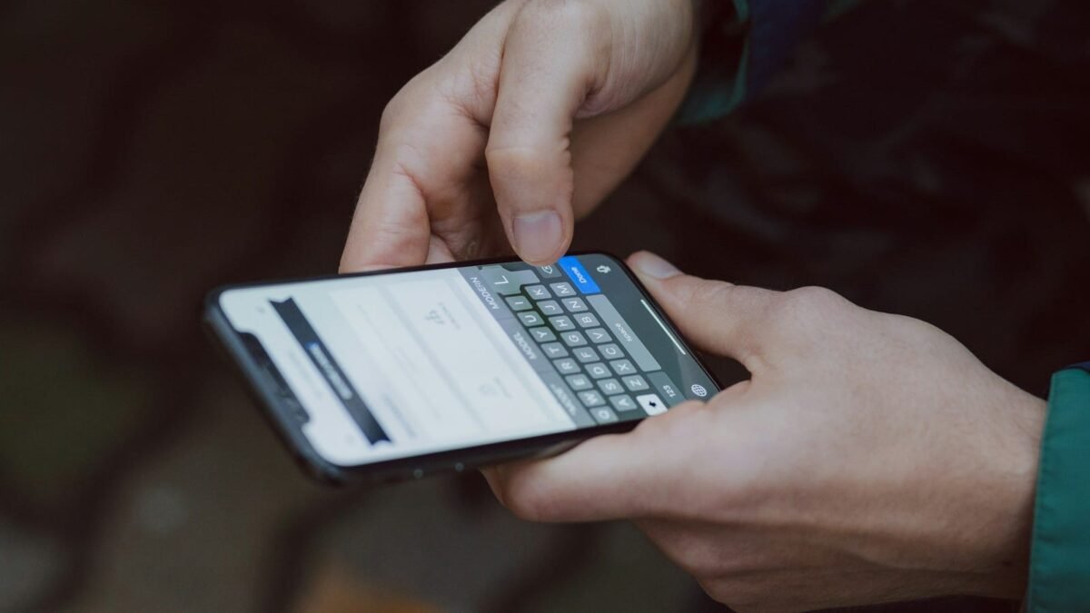 WhatsApp va por mensajes programados: llega la función que Telegram ya usó