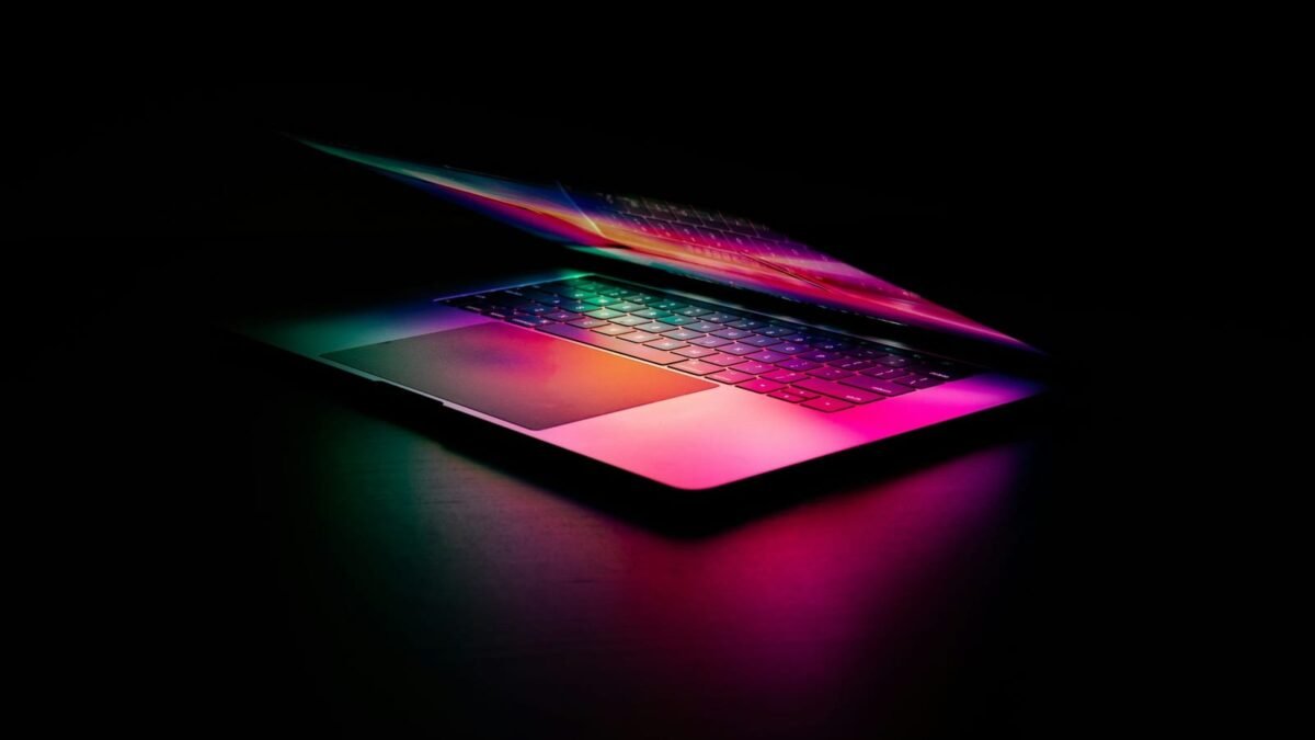 HyperX trae portátiles RTX 5060 a Colombia en SOFA 2026